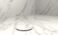 Balmani Studio Douchebak 140 X 90 Cm Keramiek Calacatta -Badkamerwinkel eaec083946505e0ac172931f34faeba0c66cb035 p 66298 66299 69387 balmani studio showertray calacatta detail draincover 1 1